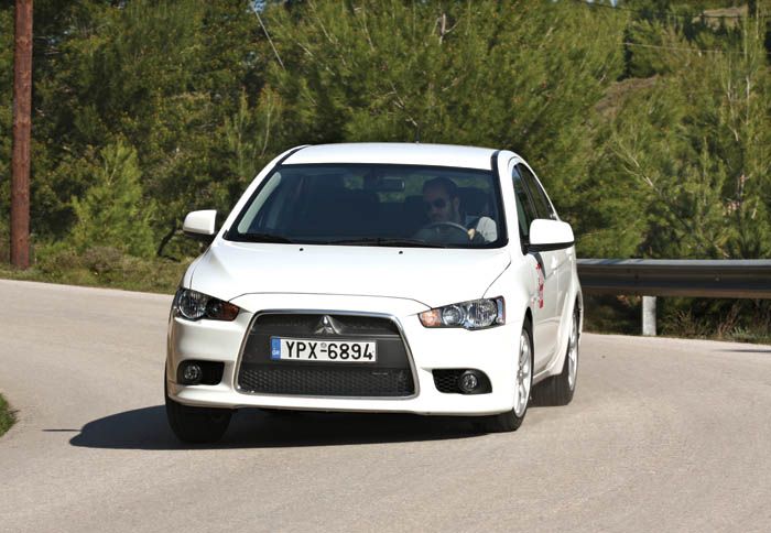 Eίτε σε σεντάν είτε σε 5θυρη χατσμπακ έκδοση το Lancer είναι ιδιαίτερα ευρύχωρο. Eίτε σε σεντάν είτε σε 5θυρη χατσμπακ έκδοση το Lancer είναι ιδιαίτερα ευρύχωρο.